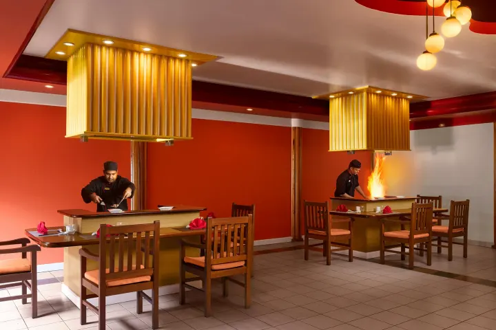 Paradise Island Resort & Spa (Villa Nautica) — японский ресторан с теппаньяки и поварами за работой
