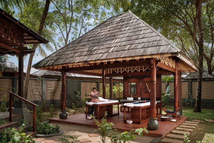 Paradise Island Resort & Spa (Villa Nautica) — открытый павильон с деревянной крышей для массажа