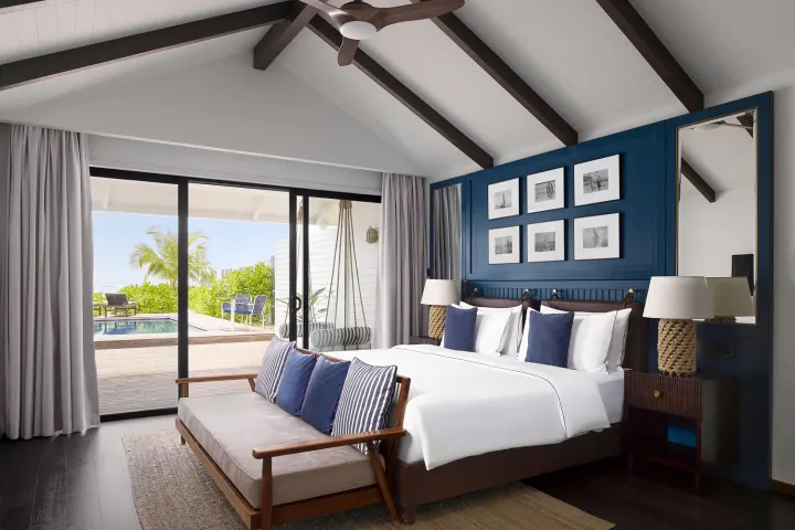 Paradise Island Resort & Spa (Villa Nautica) — светлая спальня с диваном и видом на террасу