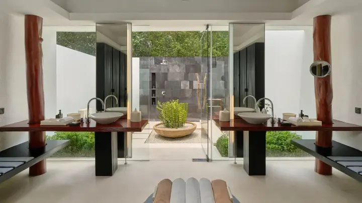 Park Hyatt Maldives Hadahaa — ванная комната на открытом воздухе с ванной в окружении зелени