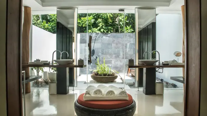 Park Hyatt Maldives Hadahaa — приватный банный павильон с душем и ванной в тропическом саду