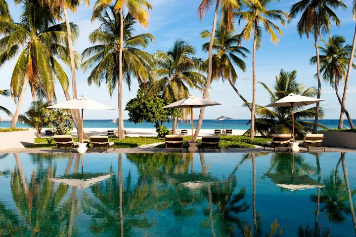 Park Hyatt Maldives Hadahaa — уединенный белоснежный пляж и прозрачная вода у рифа