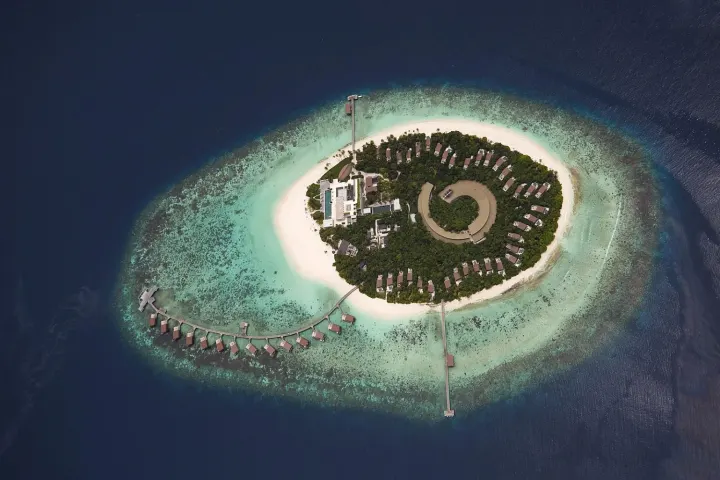 Park Hyatt Maldives Hadahaa — большой панорамный бассейн с видом на Индийский океан