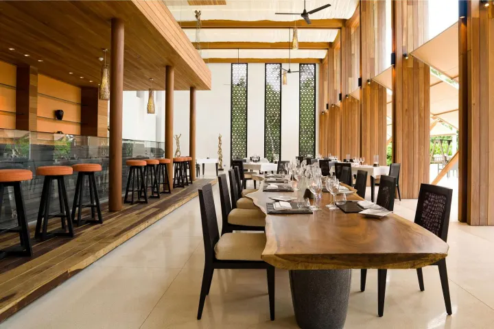Park Hyatt Maldives Hadahaa — главный ресторан современной архитектуры рядом с бассейном