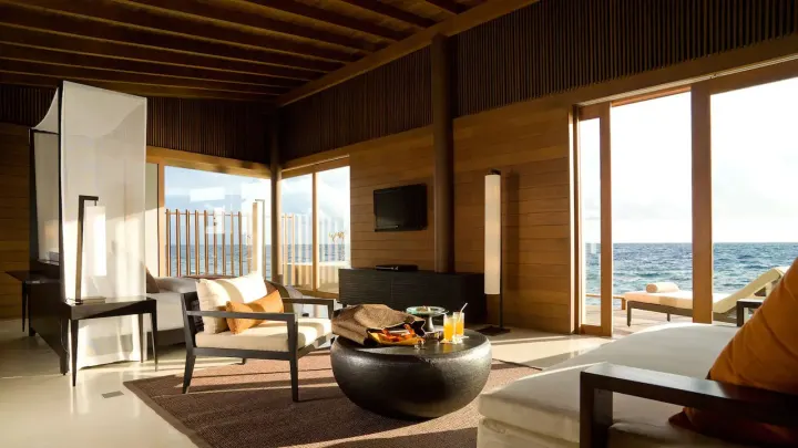 Park Hyatt Maldives Hadahaa — панорамная водная вилла с террасой над бирюзовой лагуной