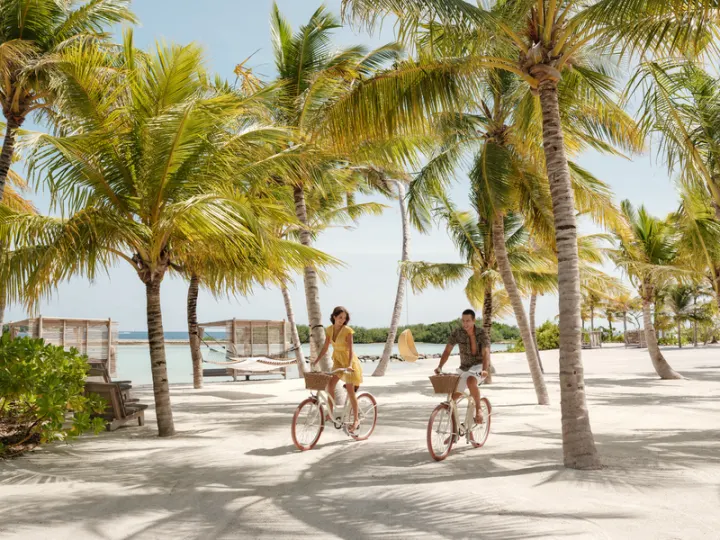 Patina Maldives, Fari Islands, Мальдивы — развлечения Patina Maldives, Fari Islands — прогулка на велосипедах по пляжу