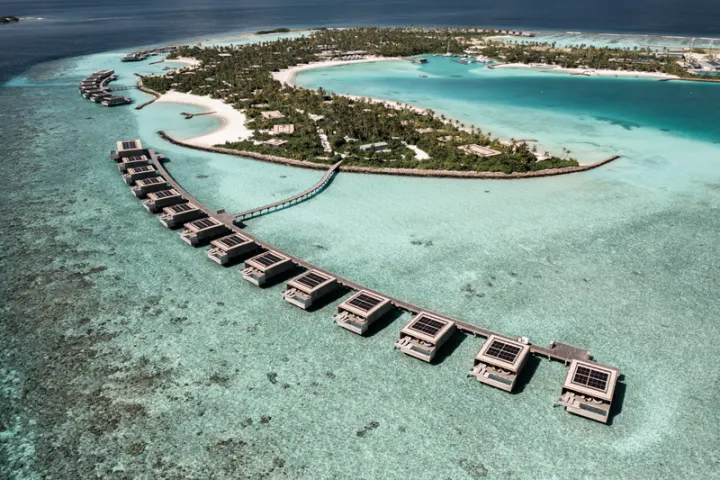 Patina Maldives, Fari Islands — вид сверху на остров и водные виллы