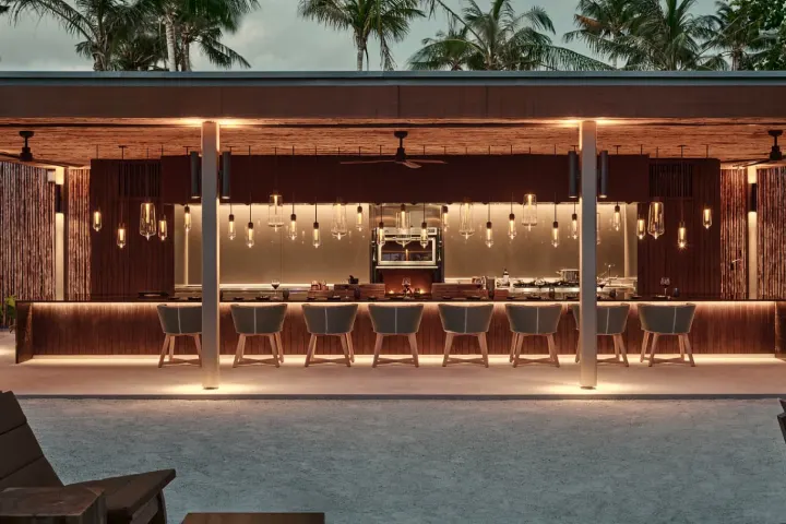 Patina Maldives, Fari Islands, Мальдивы — бар Patina Maldives, Fari Islands — вечерний бар с теплым освещением