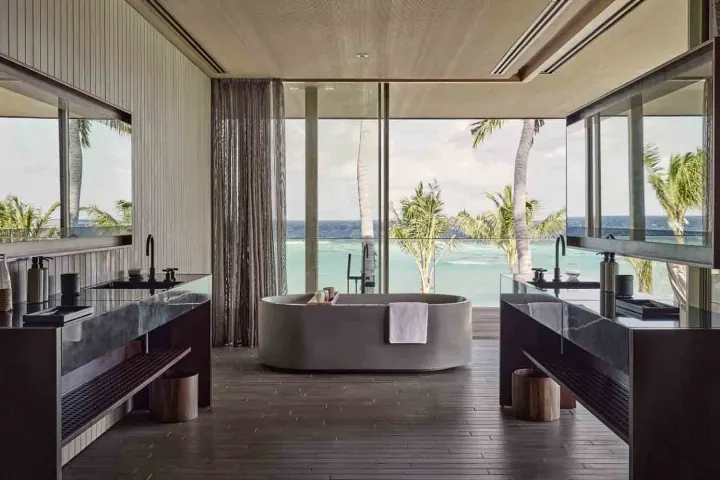 Patina Maldives, Fari Islands, Мальдивы — ванная Patina Maldives, Fari Islands — ванна с панорамным видом на океан