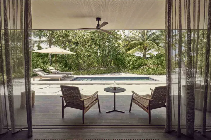 Patina Maldives, Fari Islands, Мальдивы — вилла на пляже Patina Maldives, Fari Islands — терраса пляжной виллы с бассейном и шезлонгами