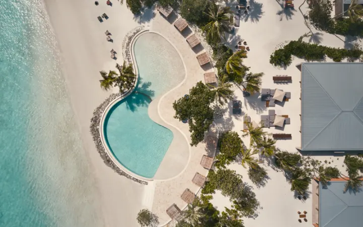 Patina Maldives, Fari Islands, Мальдивы — бассейн Patina Maldives, Fari Islands — общий бассейн извилистой формы на пляже