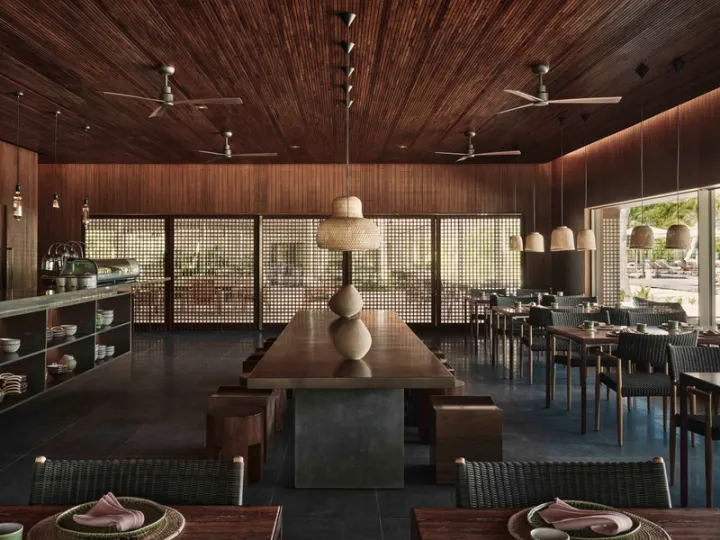 Patina Maldives, Fari Islands, Мальдивы — ресторан Patina Maldives, Fari Islands — интерьер ресторана с деревянной отделкой