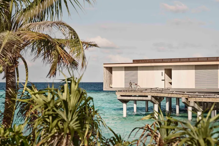 Patina Maldives, Fari Islands, Мальдивы — вилла на воде Patina Maldives, Fari Islands — вилла на воде с бассейном и гамаком