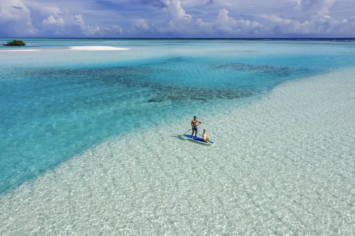 Pullman Maldives Maamutaa — катание на сапборде по прозрачной лагуне