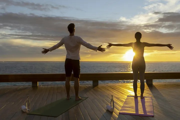 Pullman Maldives Maamutaa — утренняя йога на деревянной террасе