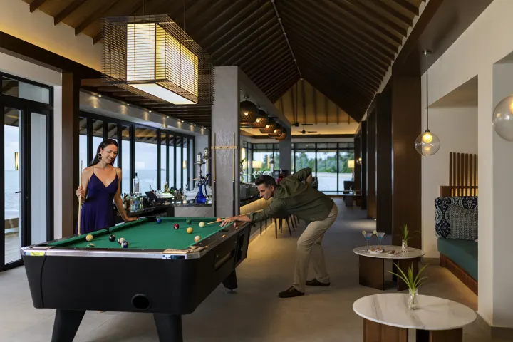 Pullman Maldives Maamutaa — барная зона с бильярдным столом