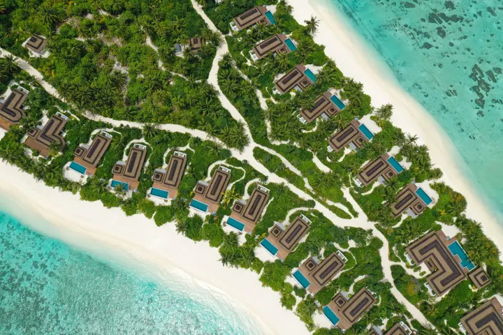 Pullman Maldives Maamutaa — пляжные виллы спрятанные в густой зелени