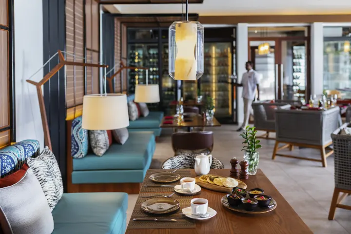 Pullman Maldives Maamutaa — интерьер светлого ресторана с большими окнами