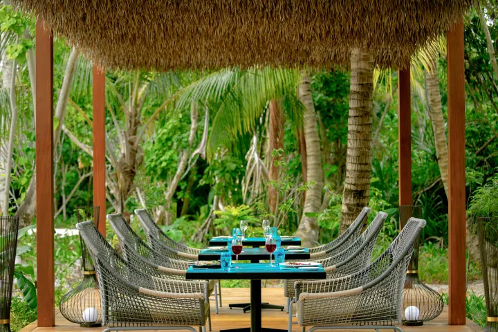 Pullman Maldives Maamutaa — столик для двоих среди тропического сада