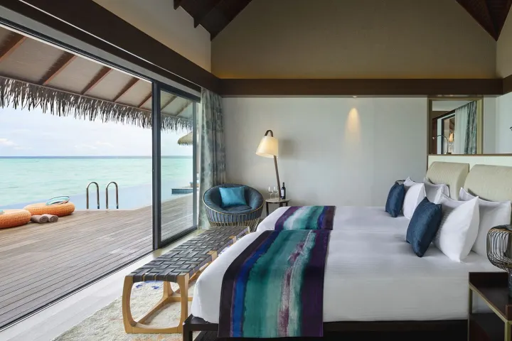 Pullman Maldives Maamutaa — уютная спальня с видом на океан