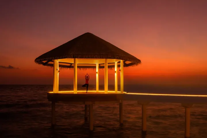 Radisson Blu Resort Maldives — занятия йогой на закате