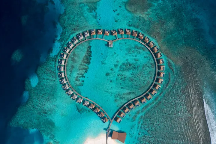 Radisson Blu Resort Maldives — вид сверху на водные виллы