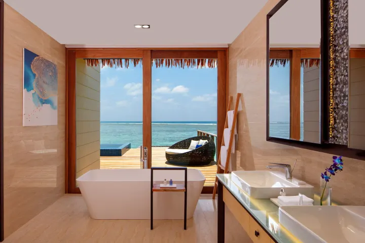 Radisson Blu Resort Maldives — ванная комната с панорамным видом