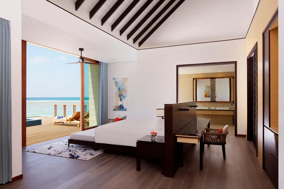 Radisson Blu Resort Maldives — интерьер спальни водной виллы