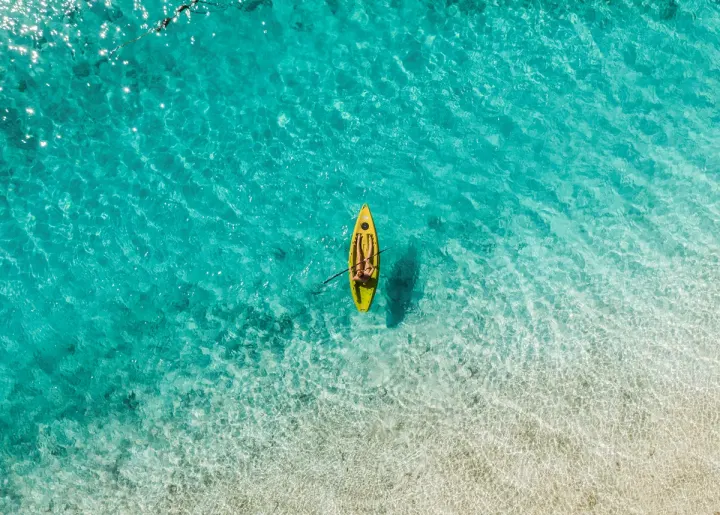Rahaa Resort, Мальдивы — развлечения Rahaa Resort — прогулка на каяках по спокойной воде лагуны атолла Лааму