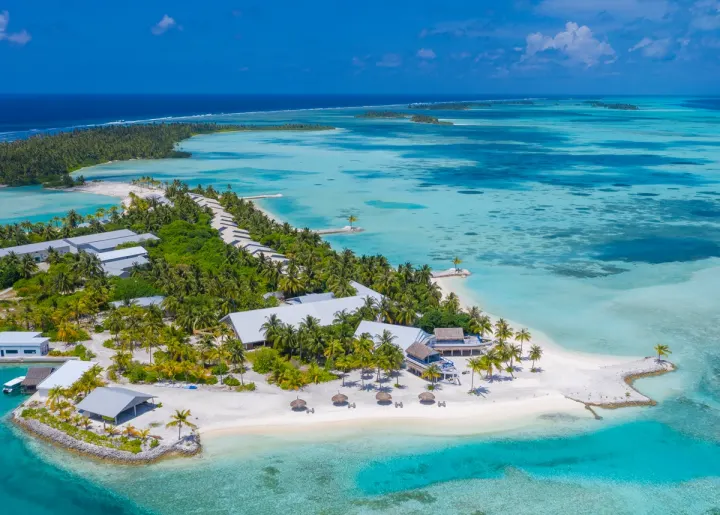 Rahaa Resort, Мальдивы — вид сверху Rahaa Resort — панорама острова, песчаного пляжа и бирюзовой лагуны с высоты