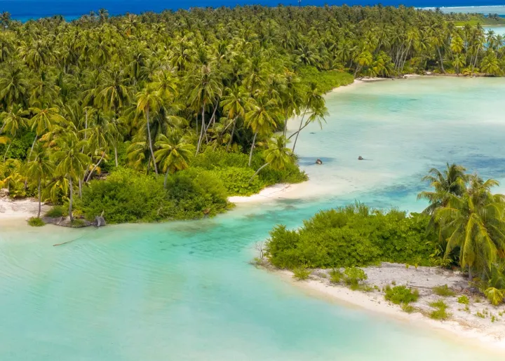 Rahaa Resort, Мальдивы — вид сверху Rahaa Resort — природное соленое озеро в окружении тропических зарослей острова