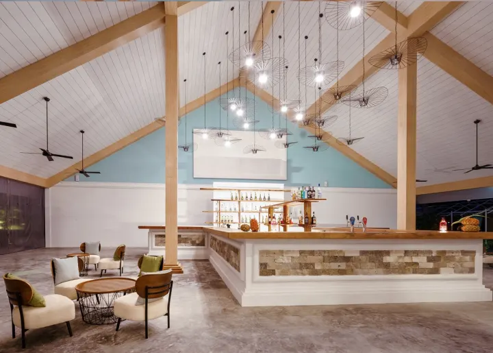 Rahaa Resort, Мальдивы — бар Rahaa Resort — просторный бар с террасой и видом на Индийский океан