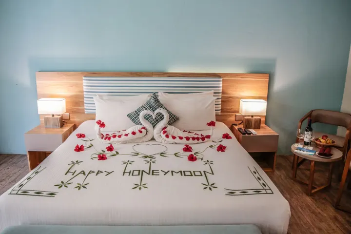 Rahaa Resort, Мальдивы — вилла на пляже Rahaa Resort — береговая вилла с террасой и видом на океан среди пальм