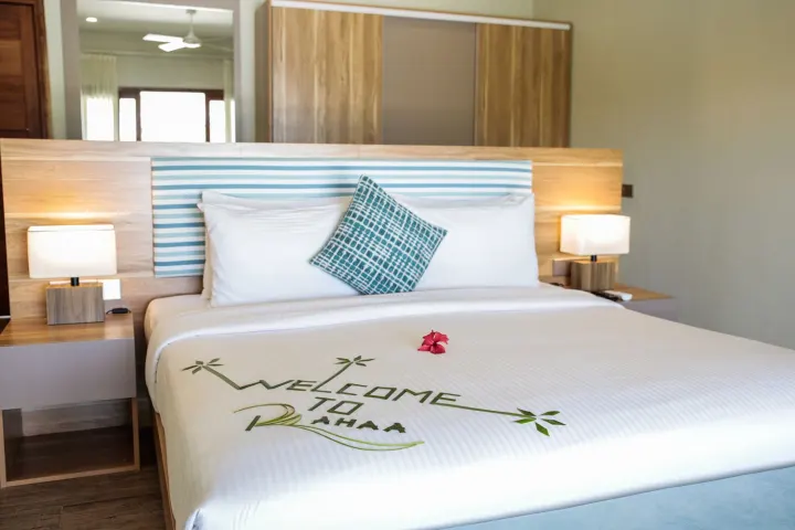 Rahaa Resort, Мальдивы — вилла на пляже Rahaa Resort — пляжная вилла на берегу спокойного внутреннего озера