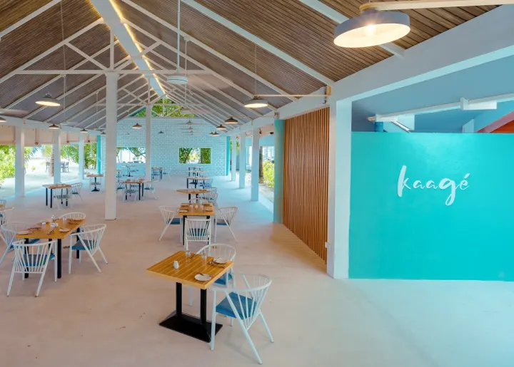 Rahaa Resort, Мальдивы — ресторан Rahaa Resort — зал главного ресторана со шведским столом рядом с пляжем