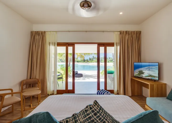 Rahaa Resort, Мальдивы — интерьер виллы Rahaa Resort — современный интерьер виллы с панорамным видом на лагуну