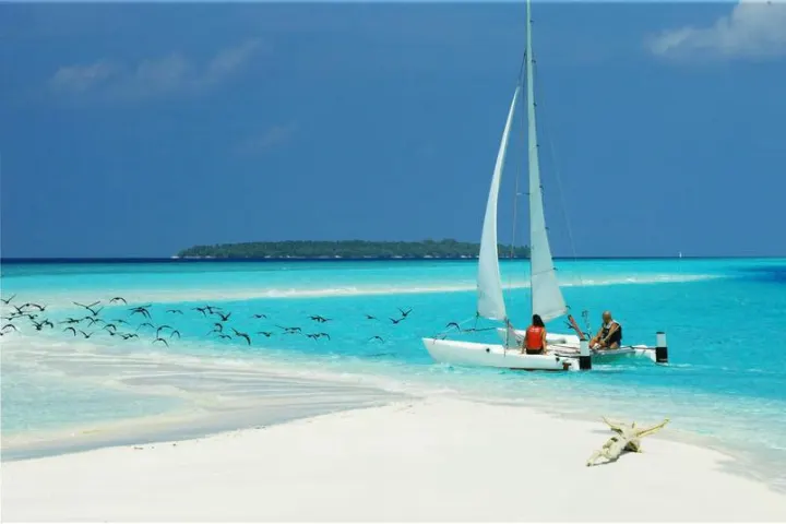 Reethi Beach Resort — прогулка на парусном катамаране