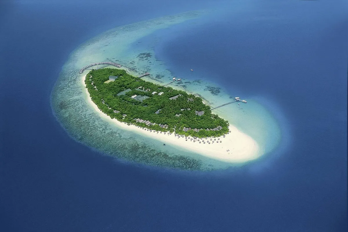 Reethi Beach Resort — общий вид на пышный остров