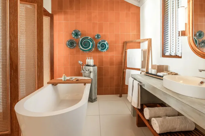 Reethi Beach Resort — светлая ванная комната с отдельностоящей ванной