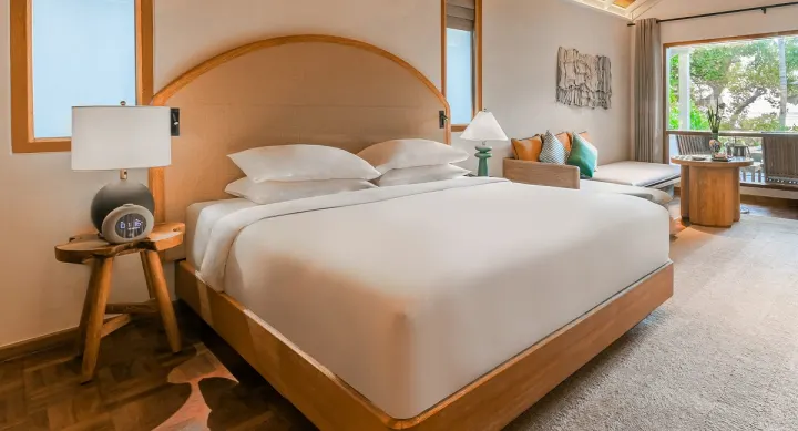 Reethi Beach Resort — светлая спальня с большой кроватью