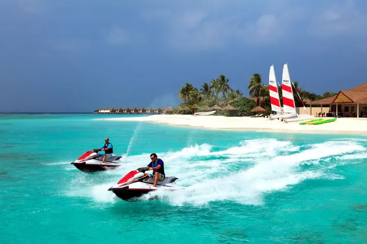 Reethi Faru Resort, Мальдивы — развлечения Reethi Faru Resort — катание на гидроцикле