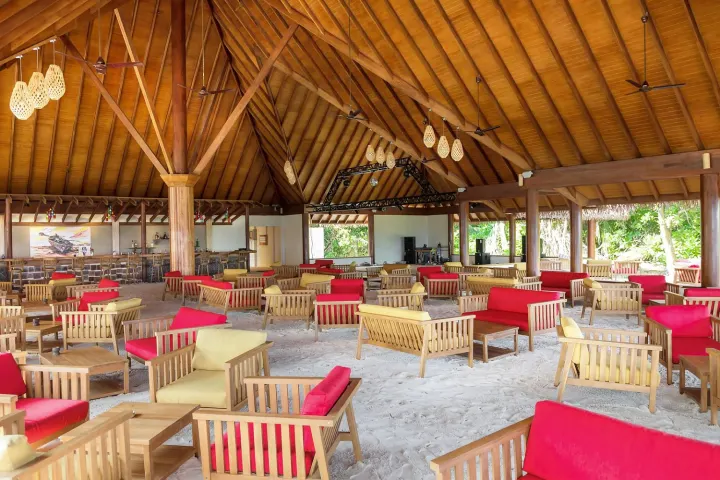 Reethi Faru Resort, Мальдивы — бар Reethi Faru Resort — просторный бар под крышей