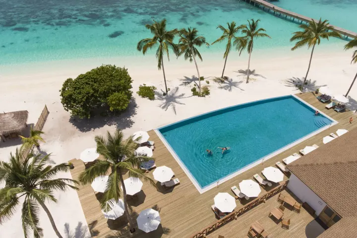 Reethi Faru Resort, Мальдивы — бассейн Reethi Faru Resort — главный бассейн на фоне океана