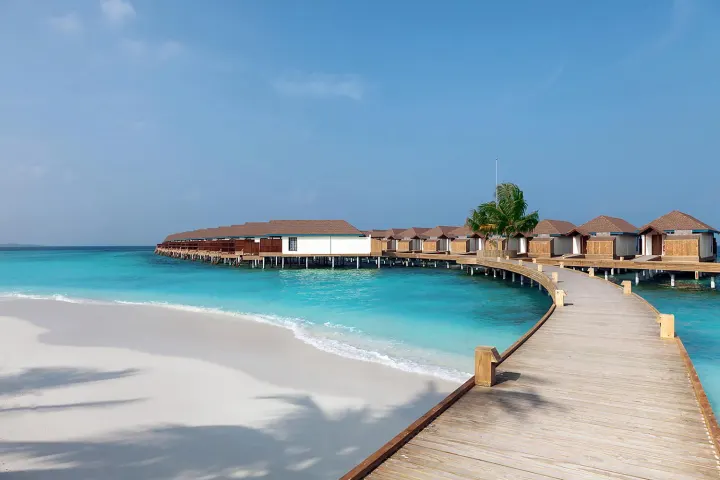 Reethi Faru Resort, Мальдивы — вилла на воде Reethi Faru Resort — водные виллы над прозрачной лагуной