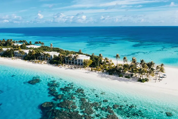Hotel Riu Atoll — панорама острова с водными виллами и пешеходным мостом через лагуну