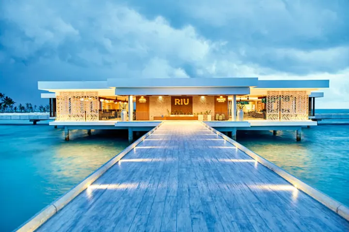 Hotel Riu Atoll, Мальдивы — бар Hotel Riu Atoll — лаунж-бар с просторной террасой у берега океана