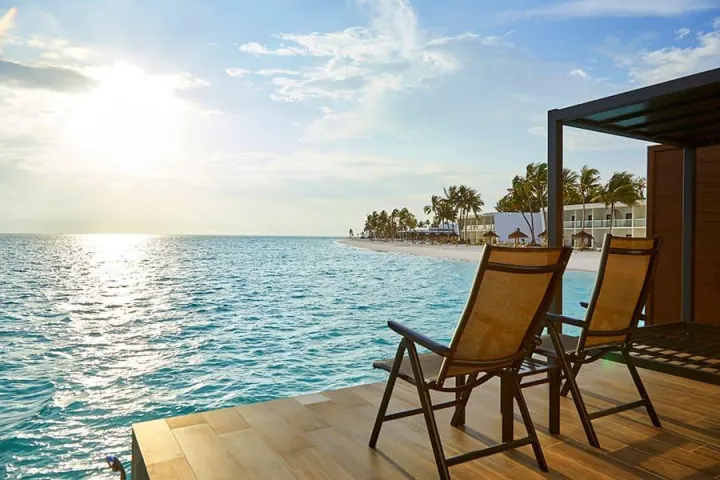 Hotel Riu Atoll, Мальдивы — ванная Hotel Riu Atoll — современная ванная комната с ванной и двойной раковиной