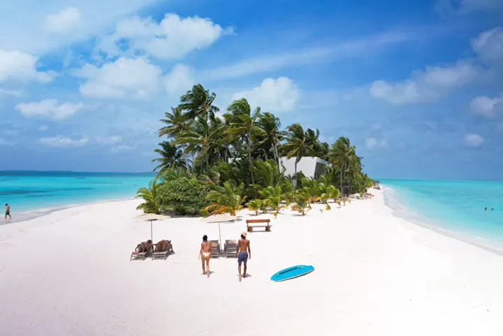 Hotel Riu Atoll, Мальдивы — пляж Hotel Riu Atoll — песчаный пляж с шезлонгами и двухэтажными береговыми корпусами