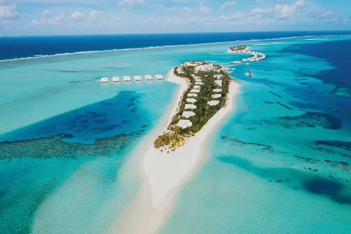 Hotel Riu Atoll, Мальдивы — бассейн Hotel Riu Atoll — главный бассейн с водным баром и зоной отдыха у океана