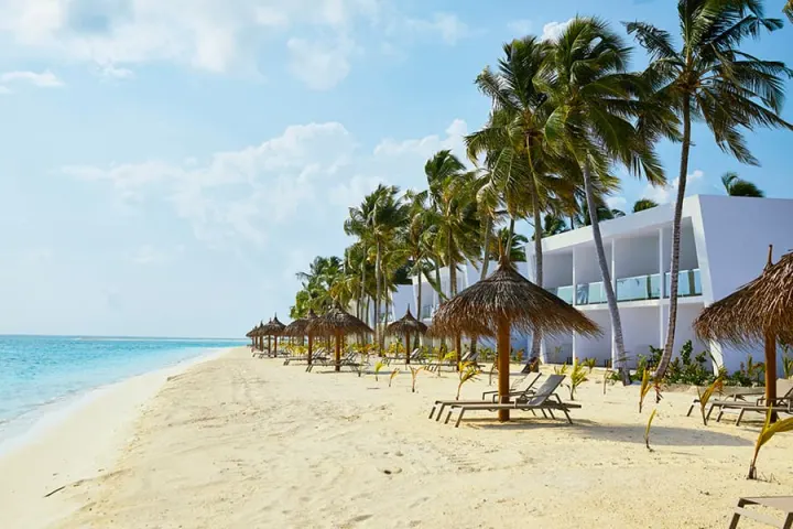Hotel Riu Atoll, Мальдивы — ресторан Hotel Riu Atoll — открытая терраса ресторана с видом на лагуну и закат
